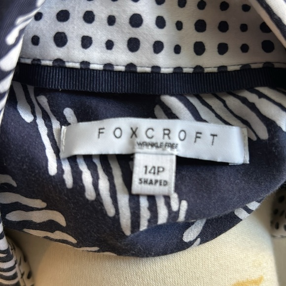 FoxCroft Women’s blouse. Navy and white floral pattern - Picture 6 of 6